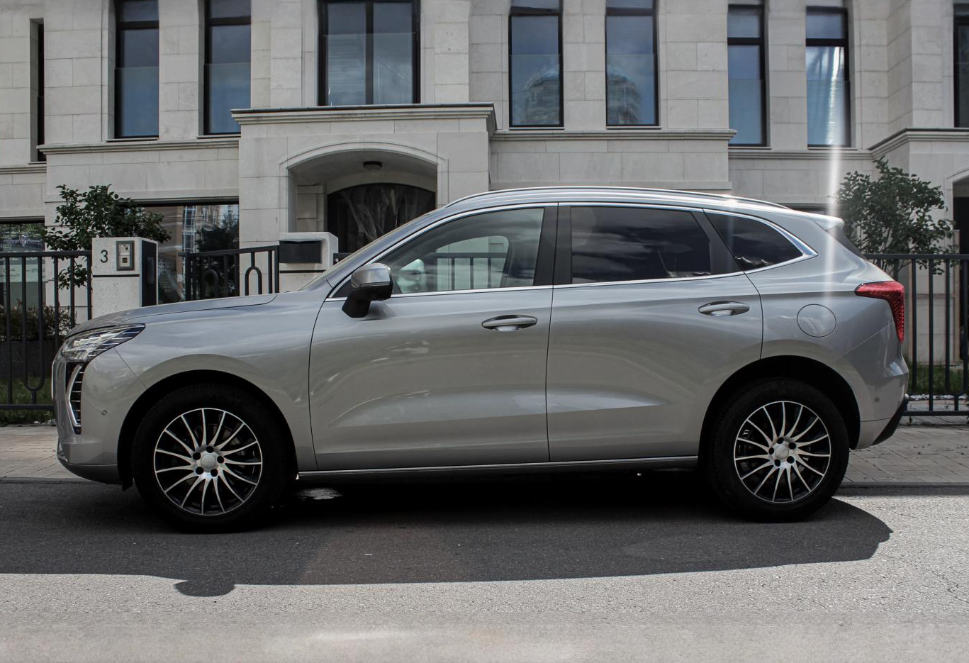 Аренда haval jolion бизнес класса 2024 года в городе Москва Славянский бульвар от 6350 руб./сутки, передний привод, двигатель: бензин, объем 1.5 литров, ОСАГО (Мультидрайв), без водителя, недорого, вид 2 - RentRide
