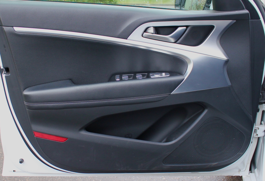 Аренда genesis g70 бизнес класса 2019 года в городе Москва Матвеевское от 5000 руб./сутки, задний привод, двигатель: бензин, объем 2 литра, ОСАГО (Мультидрайв), без водителя, недорого, вид 6 - RentRide