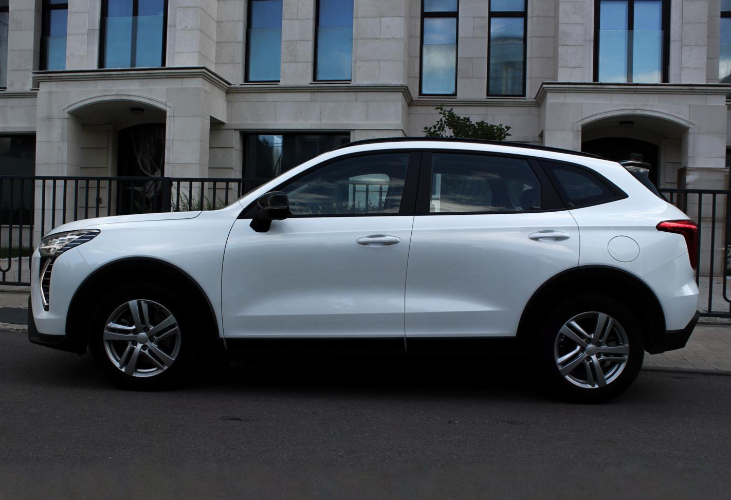 Аренда haval jolion стандарт класса 2024 года в городе Москва Матвеевское от 6000 руб./сутки, передний привод, двигатель: бензин, объем 1.5 литров, ОСАГО (Мультидрайв), без водителя, недорого, вид 2 - RentRide