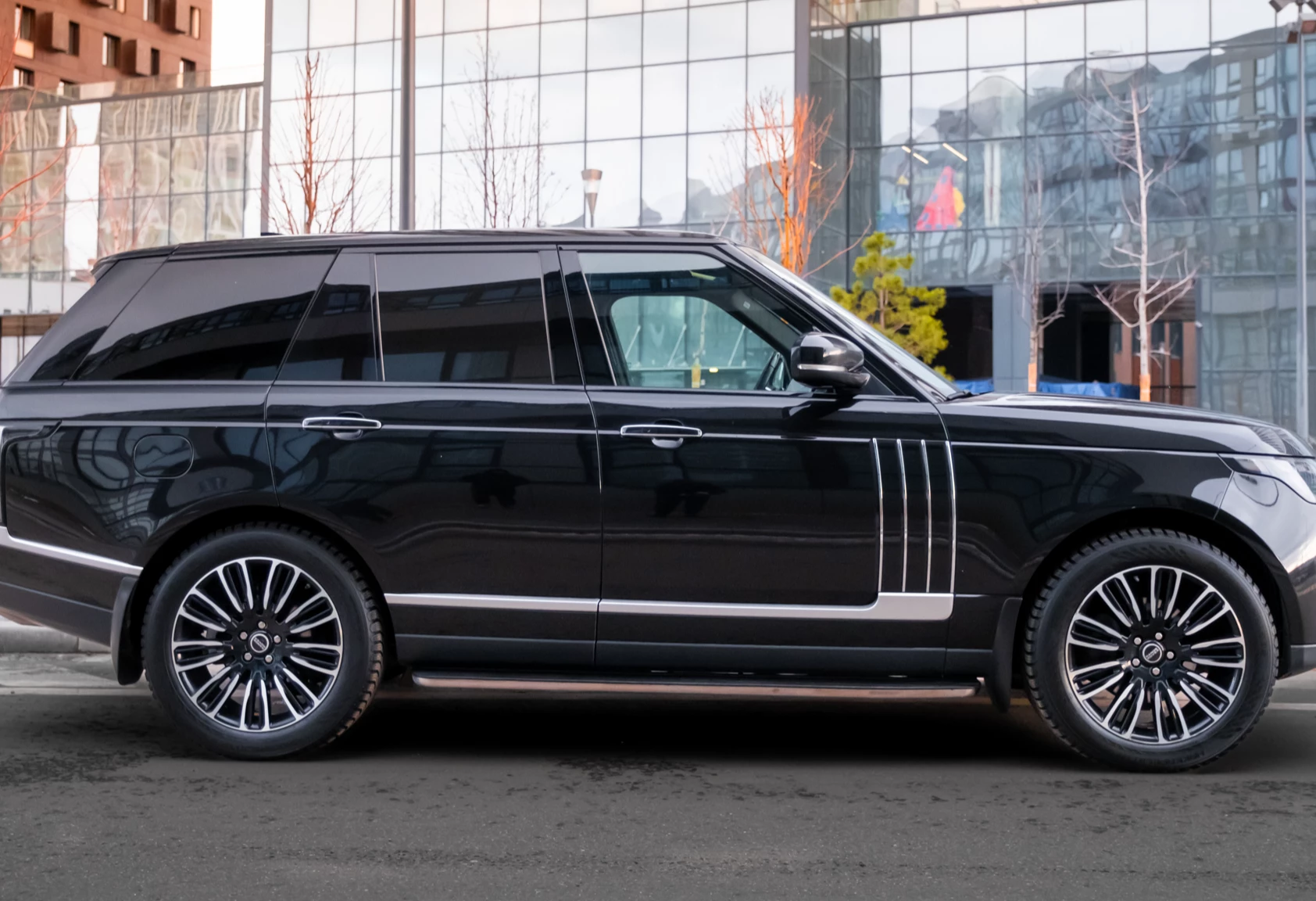 Аренда land-rover range-rover премиум класса 2020 года в городе Москва Авиамоторная от 18400 руб./сутки, полный привод, двигатель: дизель, объем 3 литра, каско (Мультидрайв), ОСАГО (Мультидрайв), без водителя, недорого, вид 2 - RentRide
