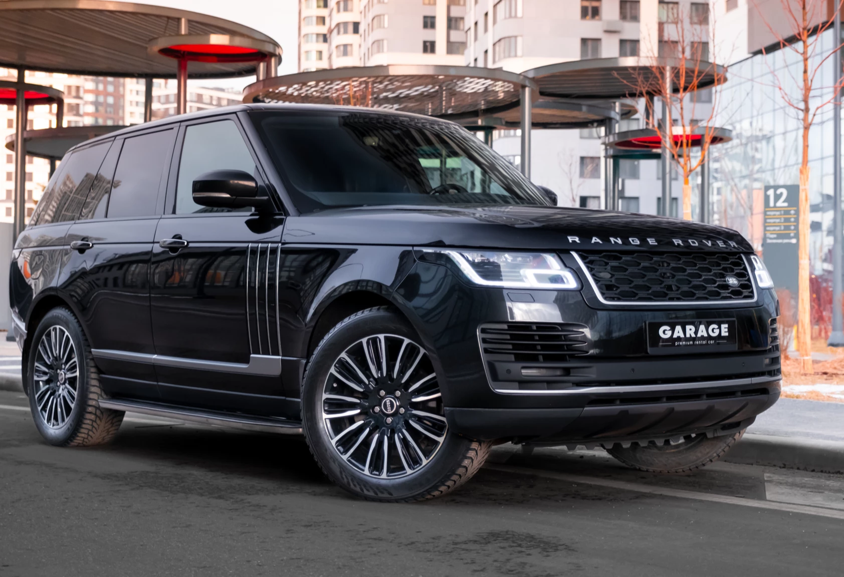 Аренда land-rover range-rover премиум класса 2020 года в городе Москва Авиамоторная от 18400 руб./сутки, полный привод, двигатель: дизель, объем 3 литра, каско (Мультидрайв), ОСАГО (Мультидрайв), без водителя, недорого - RentRide