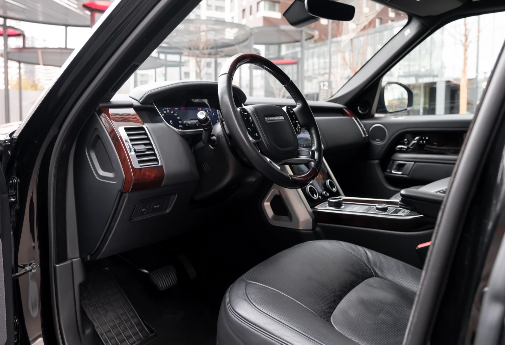 Аренда land-rover range-rover премиум класса 2020 года в городе Москва Авиамоторная от 18400 руб./сутки, полный привод, двигатель: дизель, объем 3 литра, каско (Мультидрайв), ОСАГО (Мультидрайв), без водителя, недорого, вид 5 - RentRide