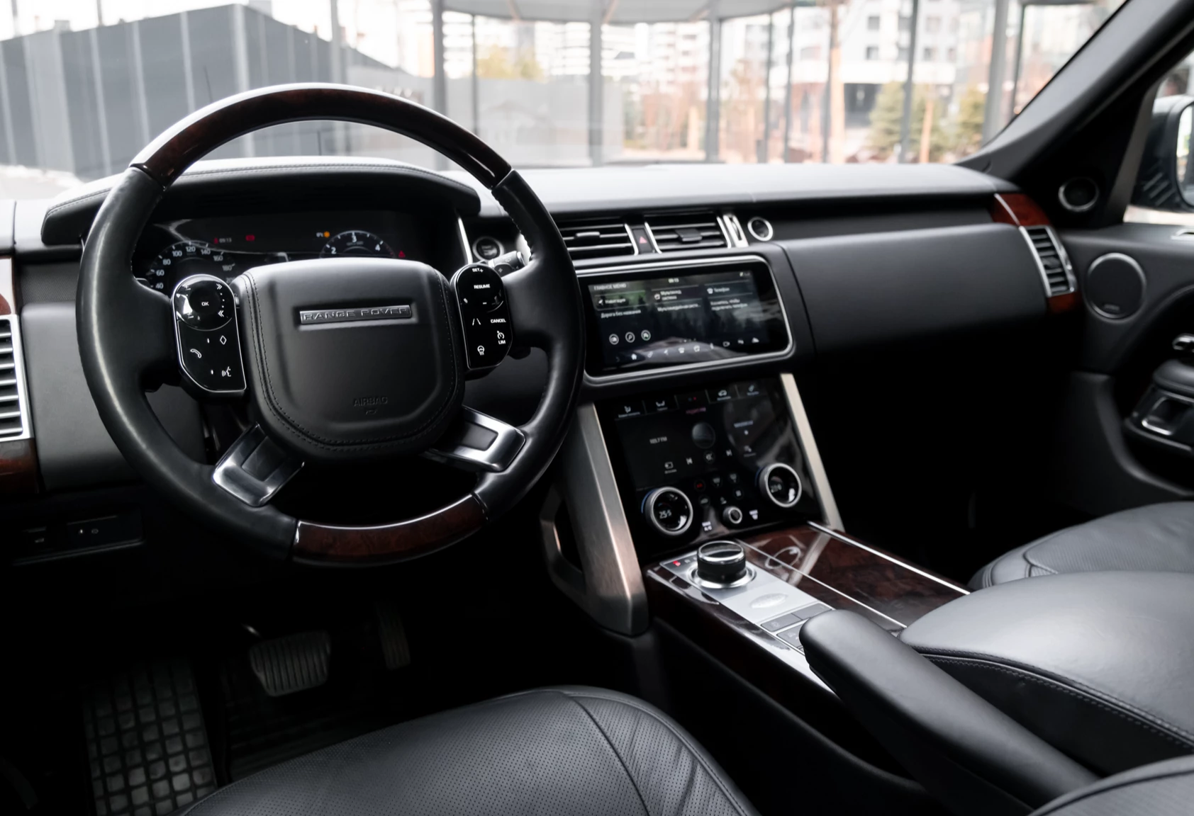 Аренда land-rover range-rover премиум класса 2020 года в городе Москва Авиамоторная от 18400 руб./сутки, полный привод, двигатель: дизель, объем 3 литра, каско (Мультидрайв), ОСАГО (Мультидрайв), без водителя, недорого, вид 4 - RentRide