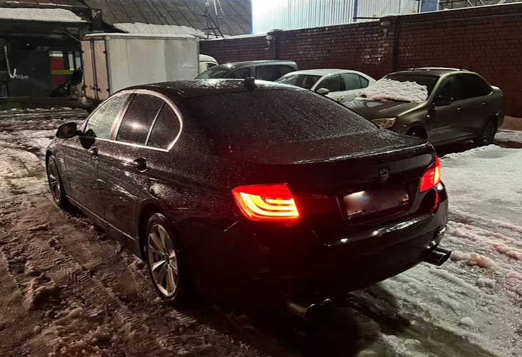 Аренда bmw 5-serii комфорт класса 2013 года в городе Москва от 3400 руб./сутки, задний привод, двигатель: дизель, объем 2 литра, ОСАГО (Впишу в полис), без водителя, недорого, вид 2 - RentRide