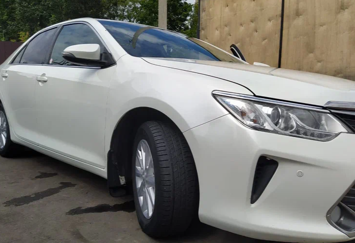 Аренда toyota camry комфорт класса 2016 года в городе Москва от 3400 руб./сутки, передний привод, двигатель: бензин, объем 2 литра, ОСАГО (Впишу в полис), без водителя, недорого, вид 2 - RentRide