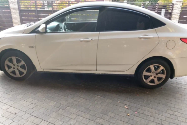 Прокат авто hyundai solaris эконом класса 2016 года в городе Санкт-Петербург от 2000 руб./сутки, передний привод, двигатель: бензин, объем 1.4 литра, ОСАГО (Впишу в полис), без водителя, недорого - RentRide