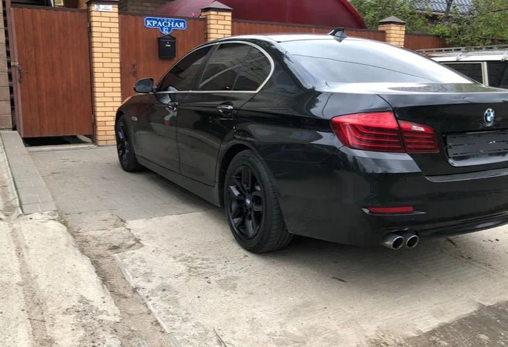 Аренда bmw 5-serii комфорт класса 2016 года в городе Москва от 4100 руб./сутки, задний привод, двигатель: дизель, объем 2 литра, ОСАГО (Впишу в полис), без водителя, недорого, вид 2 - RentRide