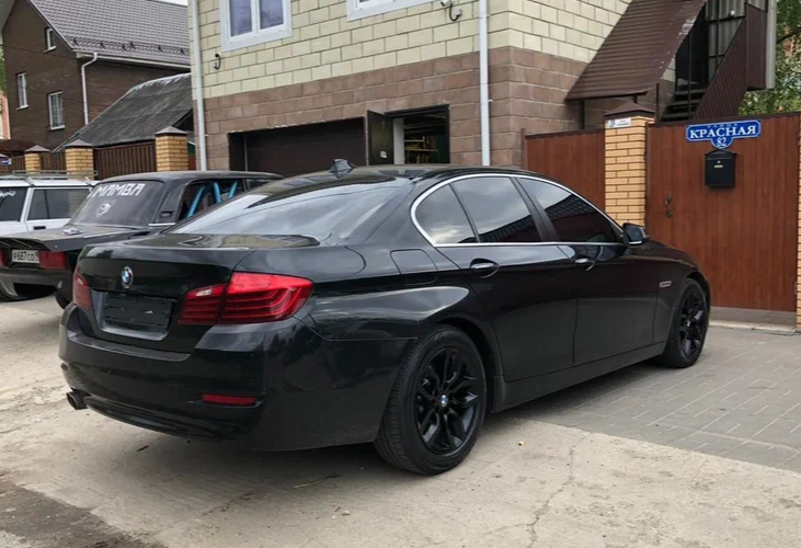 Аренда bmw 5-serii комфорт класса 2016 года в городе Москва от 4100 руб./сутки, задний привод, двигатель: дизель, объем 2 литра, ОСАГО (Впишу в полис), без водителя, недорого, вид 3 - RentRide