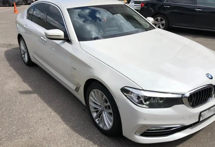 Аренда bmw 5-serii бизнес класса 2018 года в городе Москва от 5100 руб./сутки, задний привод, двигатель: дизель, объем 2 литра, ОСАГО (Впишу в полис), без водителя, недорого - RentRide