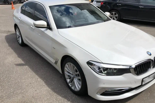 Прокат авто bmw 5-serii бизнес класса 2018 года в городе Москва от 5100 руб./сутки, задний привод, двигатель: дизель, объем 2 литра, ОСАГО (Впишу в полис), без водителя, недорого - RentRide