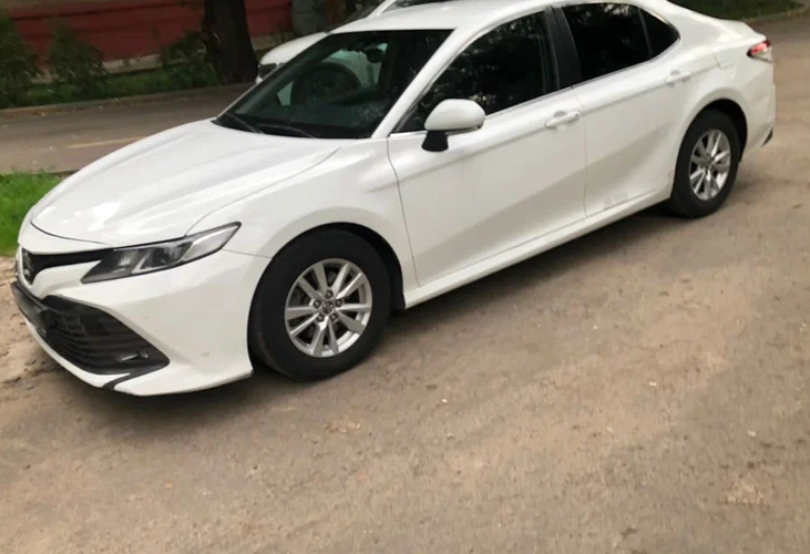Аренда toyota camry комфорт класса 2019 года в городе Москва от 3400 руб./сутки, передний привод, двигатель: бензин, объем 2 литра, ОСАГО (Впишу в полис), без водителя, недорого - RentRide