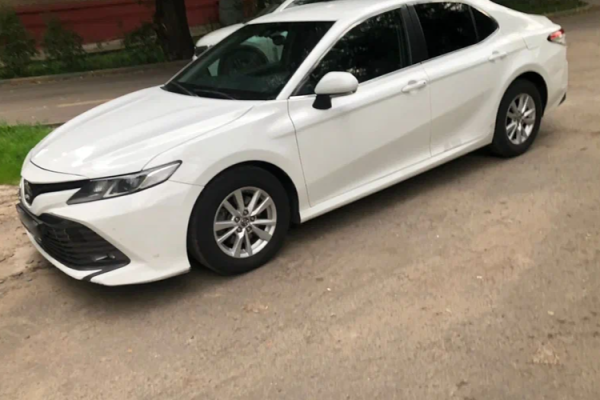 Прокат авто toyota camry комфорт класса 2019 года в городе Москва от 3400 руб./сутки, передний привод, двигатель: бензин, объем 2 литра, ОСАГО (Впишу в полис), без водителя, недорого - RentRide