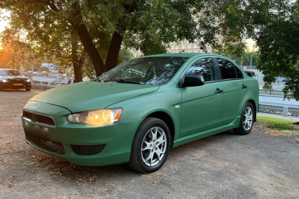 Прокат авто mitsubishi lancer эконом класса 2008 года в городе Москва от 1800 руб./сутки, передний привод, двигатель: бензин, объем 1.5 литров, ОСАГО (Впишу в полис), без водителя, недорого - RentRide