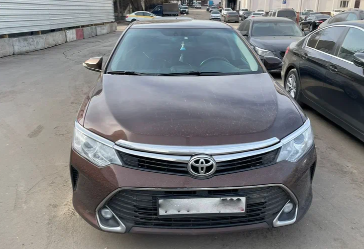 Аренда toyota camry стандарт класса 2017 года в городе Москва от 3200 руб./сутки, передний привод, двигатель: бензин, объем 2 литра, ОСАГО (Впишу в полис), без водителя, недорого, вид 2 - RentRide