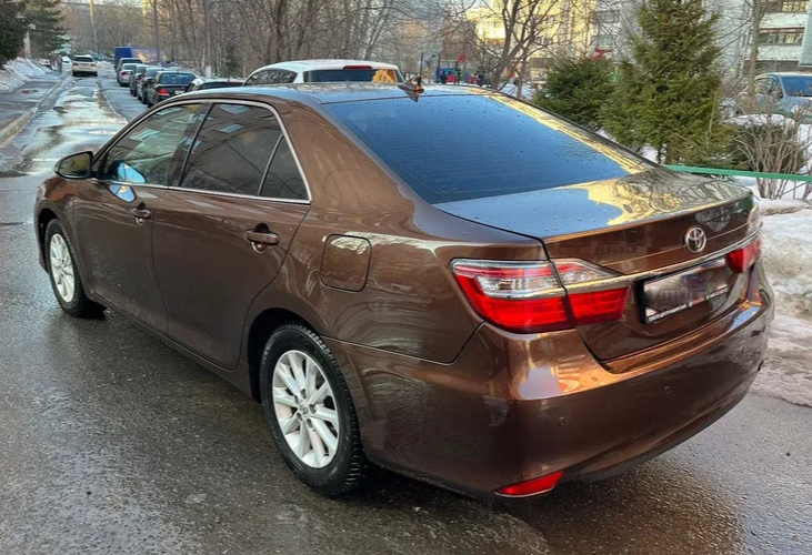 Аренда toyota camry стандарт класса 2017 года в городе Москва от 3200 руб./сутки, передний привод, двигатель: бензин, объем 2 литра, ОСАГО (Впишу в полис), без водителя, недорого - RentRide