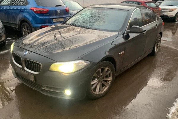 Прокат авто bmw 5-serii комфорт класса 2016 года в городе Москва от 3400 руб./сутки, задний привод, двигатель: дизель, объем 2 литра, ОСАГО (Впишу в полис), без водителя, недорого - RentRide