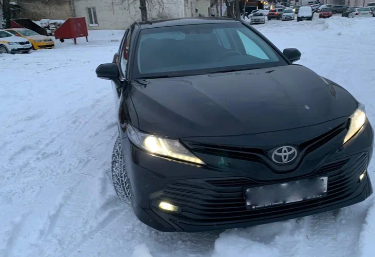 Аренда toyota camry комфорт класса 2019 года в городе Москва от 3900 руб./сутки, передний привод, двигатель: бензин, объем 2 литра, ОСАГО (Впишу в полис), без водителя, недорого - RentRide