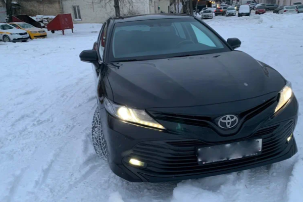 Прокат авто toyota camry комфорт класса 2019 года в городе Москва от 3900 руб./сутки, передний привод, двигатель: бензин, объем 2 литра, ОСАГО (Впишу в полис), без водителя, недорого - RentRide