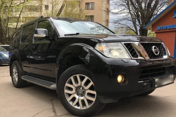 Прокат авто nissan pathfinder стандарт класса 2012 года в городе Москва от 3500 руб./сутки, полный привод, двигатель: дизель, объем 2.5 литров, ОСАГО (Впишу в полис), без водителя, недорого - RentRide