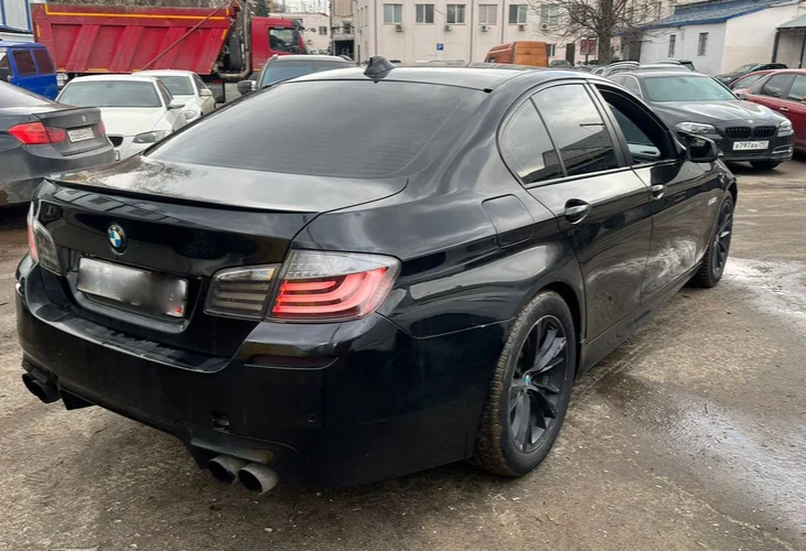 Аренда bmw 5-serii комфорт класса 2012 года в городе Москва от 3200 руб./сутки, задний привод, двигатель: дизель, объем 2 литра, ОСАГО (Впишу в полис), без водителя, недорого, вид 2 - RentRide