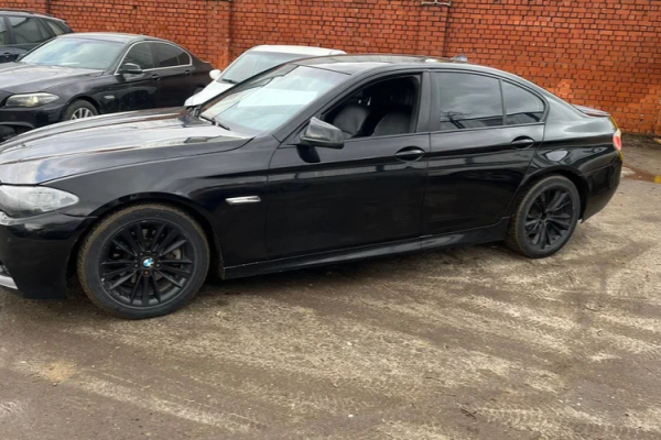 Прокат авто bmw 5-serii комфорт класса 2012 года в городе Санкт-Петербург от 3200 руб./сутки, задний привод, двигатель: дизель, объем 2 литра, ОСАГО (Впишу в полис), без водителя, недорого - RentRide