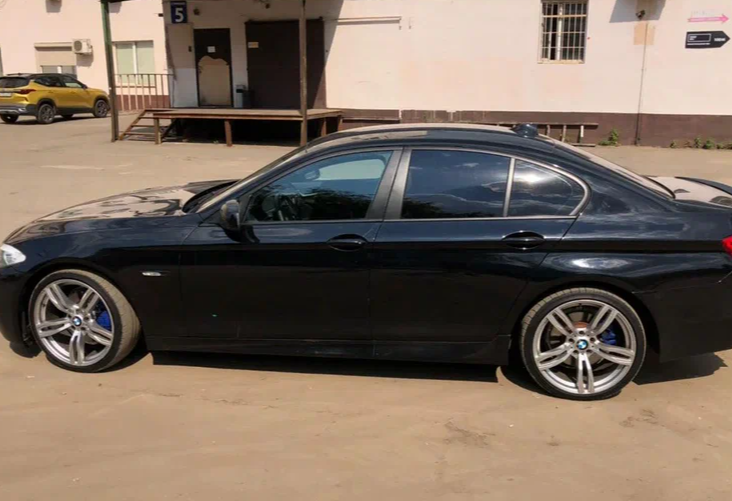 Аренда bmw 5-serii комфорт класса 2011 года в городе Москва от 3600 руб./сутки, полный привод, двигатель: дизель, объем 2 литра, ОСАГО (Впишу в полис), без водителя, недорого, вид 2 - RentRide