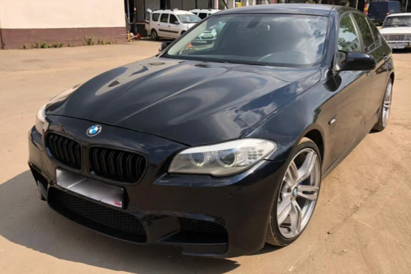 Прокат авто bmw 5-serii комфорт класса 2011 года в городе Москва от 3600 руб./сутки, полный привод, двигатель: дизель, объем 2 литра, ОСАГО (Впишу в полис), без водителя, недорого - RentRide