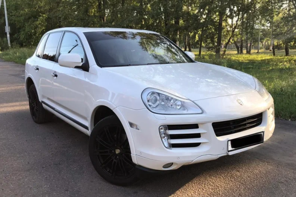 Прокат авто porsche cayenne бизнес класса 2009 года в городе Москва от 3900 руб./сутки, полный привод, двигатель: дизель, объем 3 литра, ОСАГО (Впишу в полис), без водителя, недорого - RentRide