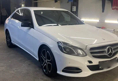 Аренда mercedes-benz e-klass бизнес класса 2015 года в городе Москва от 4100 руб./сутки, полный привод, двигатель: бензин, объем 2.1 литр, ОСАГО (Впишу в полис), без водителя, недорого - RentRide
