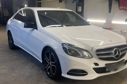 Прокат авто mercedes-benz e-klass бизнес класса 2015 года в городе Москва от 4100 руб./сутки, полный привод, двигатель: бензин, объем 2.1 литр, ОСАГО (Впишу в полис), без водителя, недорого - RentRide