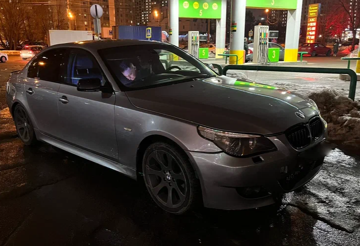Аренда bmw 5-serii эконом класса 2005 года в городе Москва от 2700 руб./сутки, задний привод, двигатель: дизель, объем 3 литра, ОСАГО (Впишу в полис), без водителя, недорого - RentRide