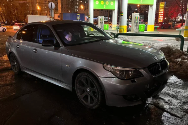 Прокат авто bmw 5-serii эконом класса 2005 года в городе Санкт-Петербург от 2700 руб./сутки, задний привод, двигатель: дизель, объем 3 литра, ОСАГО (Впишу в полис), без водителя, недорого - RentRide