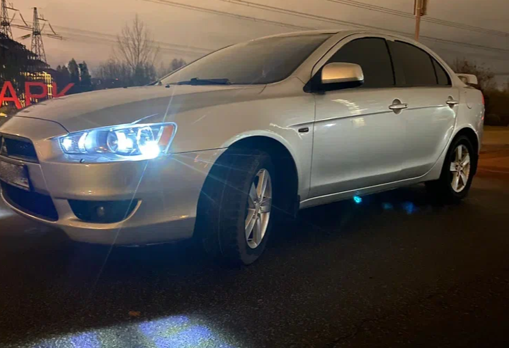 Аренда mitsubishi lancer эконом класса 2008 года в городе Москва от 1800 руб./сутки, передний привод, двигатель: бензин, объем 1.8 литров, ОСАГО (Впишу в полис), без водителя, недорого - RentRide