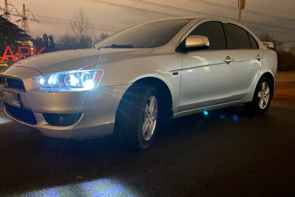 Прокат авто mitsubishi lancer эконом класса 2008 года в городе Москва от 1800 руб./сутки, передний привод, двигатель: бензин, объем 1.8 литров, ОСАГО (Впишу в полис), без водителя, недорого - RentRide