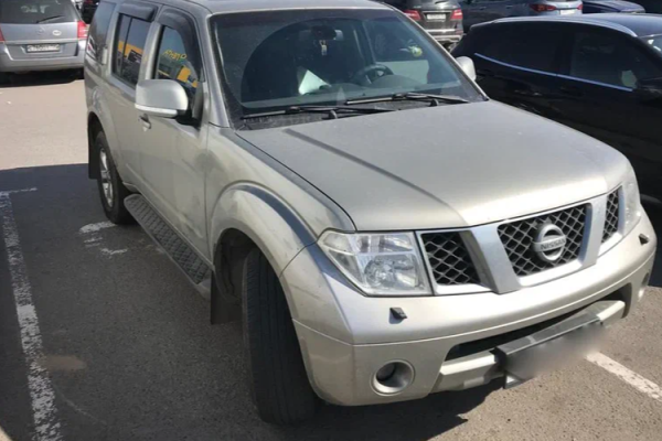 Прокат авто nissan pathfinder эконом класса 2007 года в городе Москва от 3000 руб./сутки, полный привод, двигатель: дизель, объем 2.5 литров, ОСАГО (Впишу в полис), без водителя, недорого - RentRide