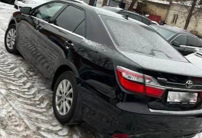Аренда toyota camry комфорт класса 2017 года в городе Москва от 3400 руб./сутки, передний привод, двигатель: бензин, объем 2.5 литров, ОСАГО (Впишу в полис), без водителя, недорого, вид 2 - RentRide