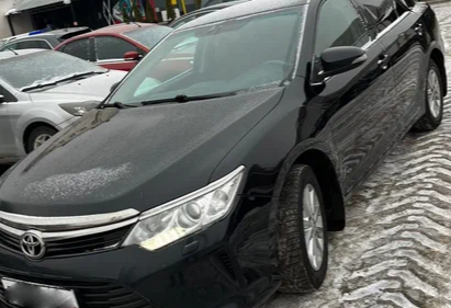 Аренда toyota camry комфорт класса 2017 года в городе Москва от 3400 руб./сутки, передний привод, двигатель: бензин, объем 2.5 литров, ОСАГО (Впишу в полис), без водителя, недорого - RentRide