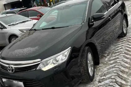 Прокат авто toyota camry комфорт класса 2017 года в городе Москва от 3400 руб./сутки, передний привод, двигатель: бензин, объем 2.5 литров, ОСАГО (Впишу в полис), без водителя, недорого - RentRide