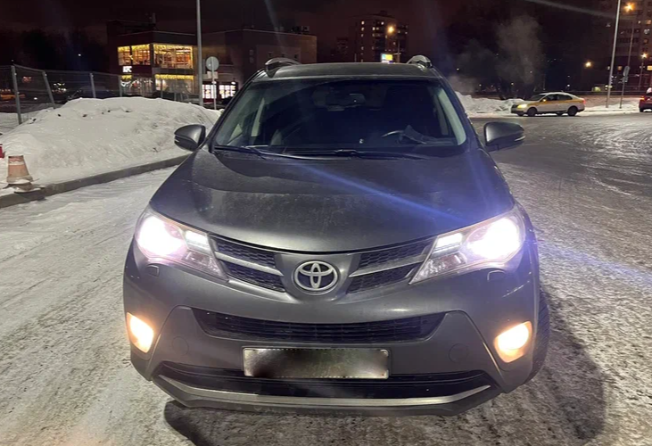 Аренда toyota rav4 комфорт класса 2014 года в городе Москва от 3500 руб./сутки, полный привод, двигатель: дизель, объем 2.2 литра, ОСАГО (Впишу в полис), без водителя, недорого, вид 2 - RentRide