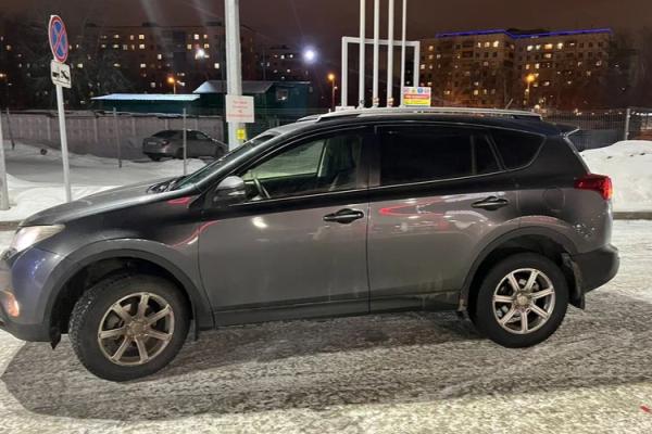 Прокат авто toyota rav4 комфорт класса 2014 года в городе Москва от 3500 руб./сутки, полный привод, двигатель: дизель, объем 2.2 литра, ОСАГО (Впишу в полис), без водителя, недорого - RentRide