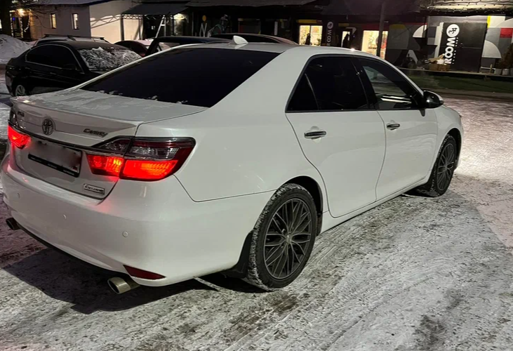 Аренда toyota camry комфорт класса 2016 года в городе Москва от 3500 руб./сутки, передний привод, двигатель: бензин, объем 2.5 литров, ОСАГО (Впишу в полис), без водителя, недорого, вид 2 - RentRide
