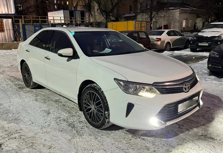 Аренда toyota camry комфорт класса 2016 года в городе Москва от 3500 руб./сутки, передний привод, двигатель: бензин, объем 2.5 литров, ОСАГО (Впишу в полис), без водителя, недорого - RentRide