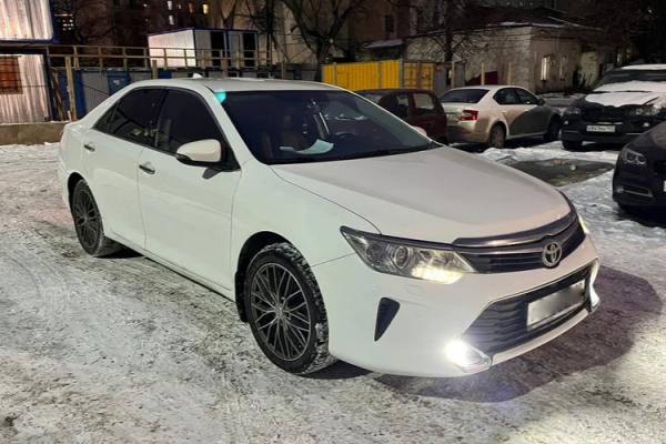 Прокат авто toyota camry комфорт класса 2016 года в городе Москва от 3500 руб./сутки, передний привод, двигатель: бензин, объем 2.5 литров, ОСАГО (Впишу в полис), без водителя, недорого - RentRide