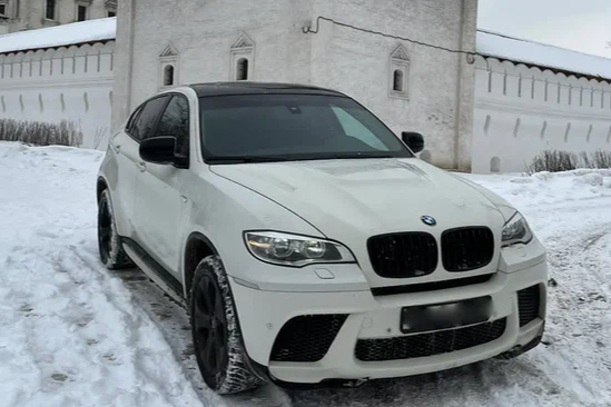 Прокат авто bmw x6 бизнес класса 2011 года в городе Москва от 4200 руб./сутки, полный привод, двигатель: дизель, объем 3 литра, ОСАГО (Впишу в полис), без водителя, недорого - RentRide
