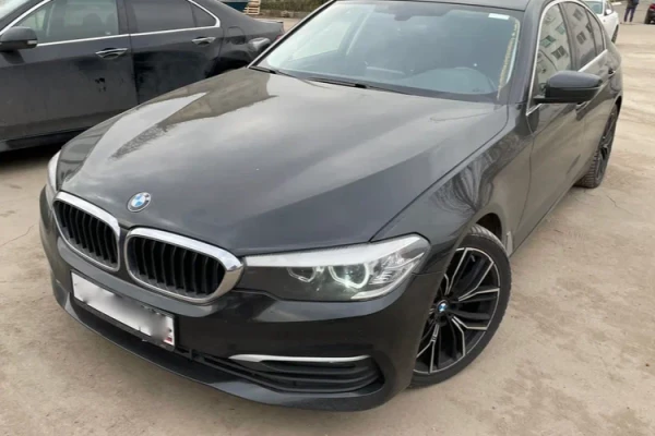 Прокат авто bmw 5-serii бизнес класса 2019 года в городе Москва от 5100 руб./сутки, полный привод, двигатель: дизель, объем 2 литра, ОСАГО (Впишу в полис), без водителя, недорого - RentRide