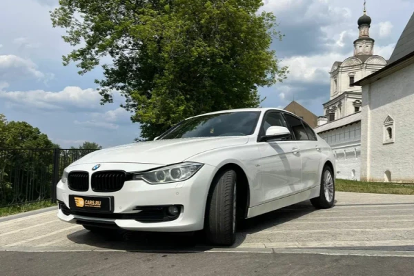 Прокат авто bmw 3-serii комфорт класса 2012 года в городе Москва от 3500 руб./сутки, задний привод, двигатель: дизель, объем 2 литра, ОСАГО (Впишу в полис), без водителя, недорого - RentRide