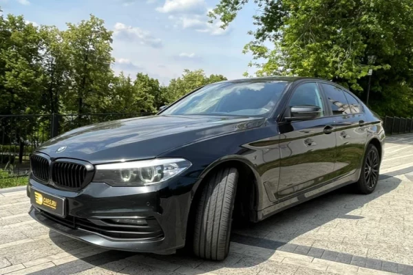 Прокат авто bmw 5-serii бизнес класса 2020 года в городе Москва от 5400 руб./сутки, полный привод, двигатель: дизель, объем 2 литра, ОСАГО (Впишу в полис), без водителя, недорого - RentRide