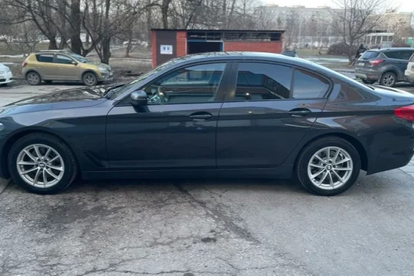 Прокат авто bmw 5-serii бизнес класса 2020 года в городе Москва от 5400 руб./сутки, полный привод, двигатель: дизель, объем 2 литра, ОСАГО (Впишу в полис), без водителя, недорого - RentRide