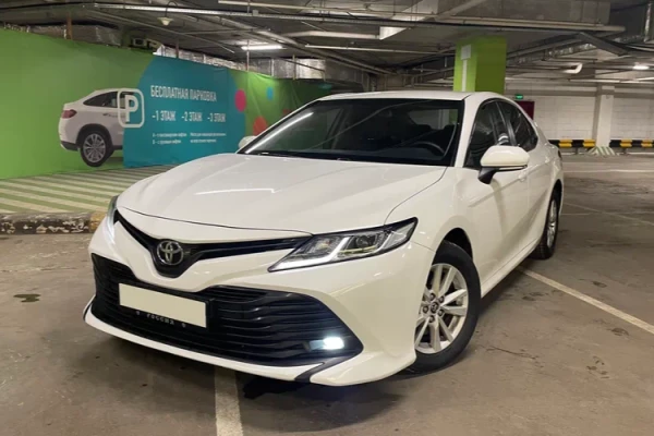 Прокат авто toyota camry бизнес класса 2019 года в городе Москва от 3900 руб./сутки, передний привод, двигатель: бензин, объем 2 литра, ОСАГО (Впишу в полис), без водителя, недорого - RentRide