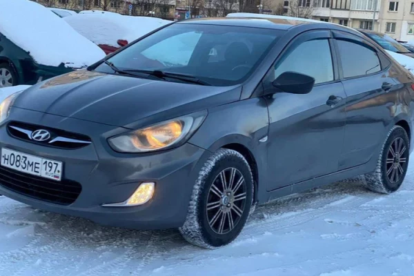Прокат авто hyundai solaris эконом класса 2011 года в городе Москва от 1500 руб./сутки, передний привод, двигатель: бензин, объем 1.4 литра, ОСАГО (Впишу в полис), без водителя, недорого - RentRide